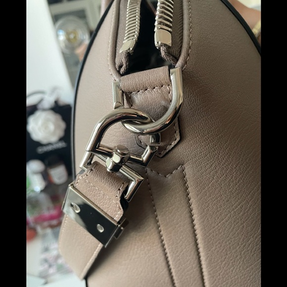 Givenchy Antigona Medium in nude - Picture 3 of 9